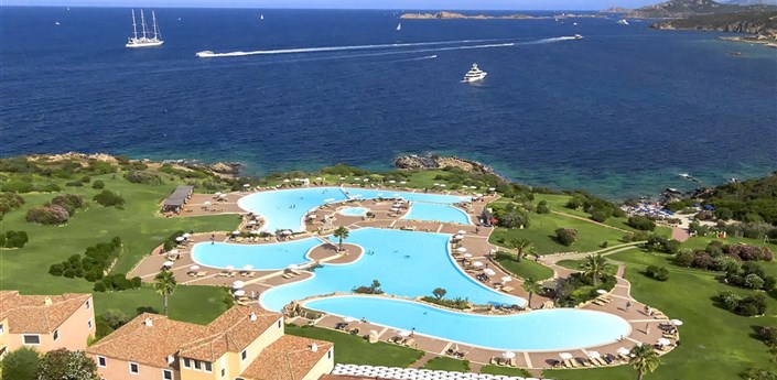 Colonna Resort - Letecký pohled od hotelu, Porto Cervo, Costa Smeralda, Sardinie