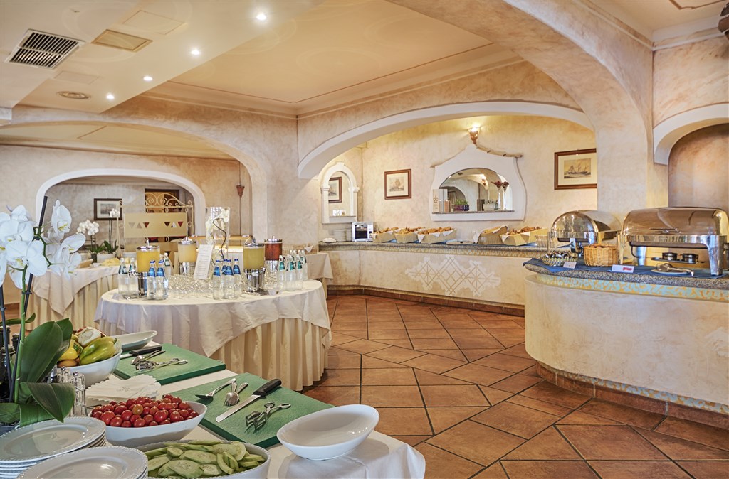 Buffetová snídaně, Porto Cervo, Costa Smeralda, Sardinie