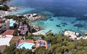 Grand Hotel Smeraldo Beach - Pohled na hotel s bazény a soukromou pláží, Baja Sardinia, Sardinie