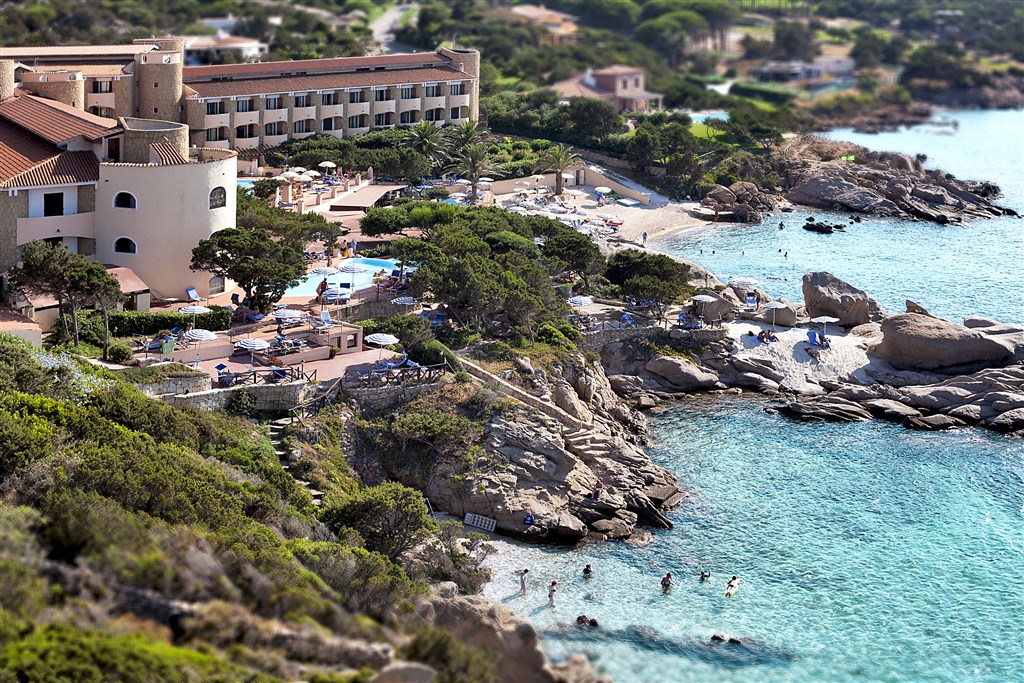 Pohled na hotel s bazény a soukromou pláží, Baja Sardinia, Sardinie