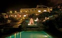 Colonna Grand Hotel Capo Testa - Noční pohled na hotel a bazén, Capo Testa - Santa Teresa, Sardinie
