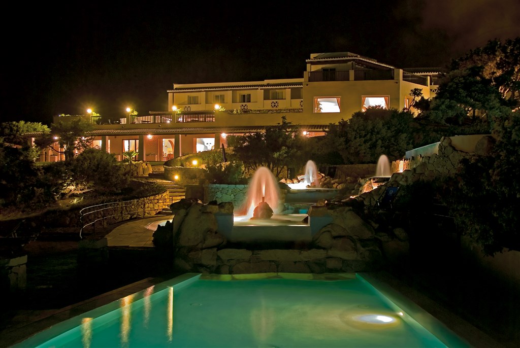 Noční pohled na hotel a bazén, Capo Testa - Santa Teresa, Sardinie