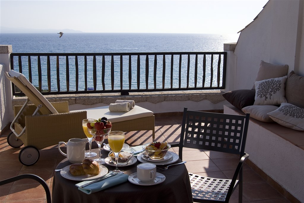 Terasa JUNIOR SUITE, Capo Testa - Santa Teresa, Sardinie