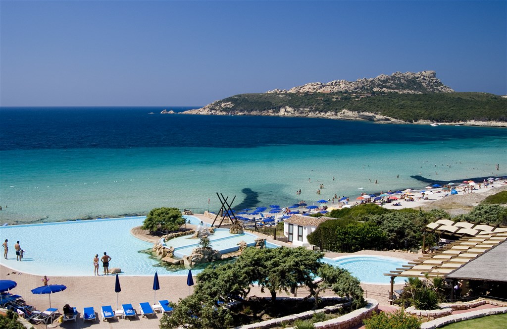 Výhled na bazén a moře, Capo Testa - Santa Teresa, Sardinie