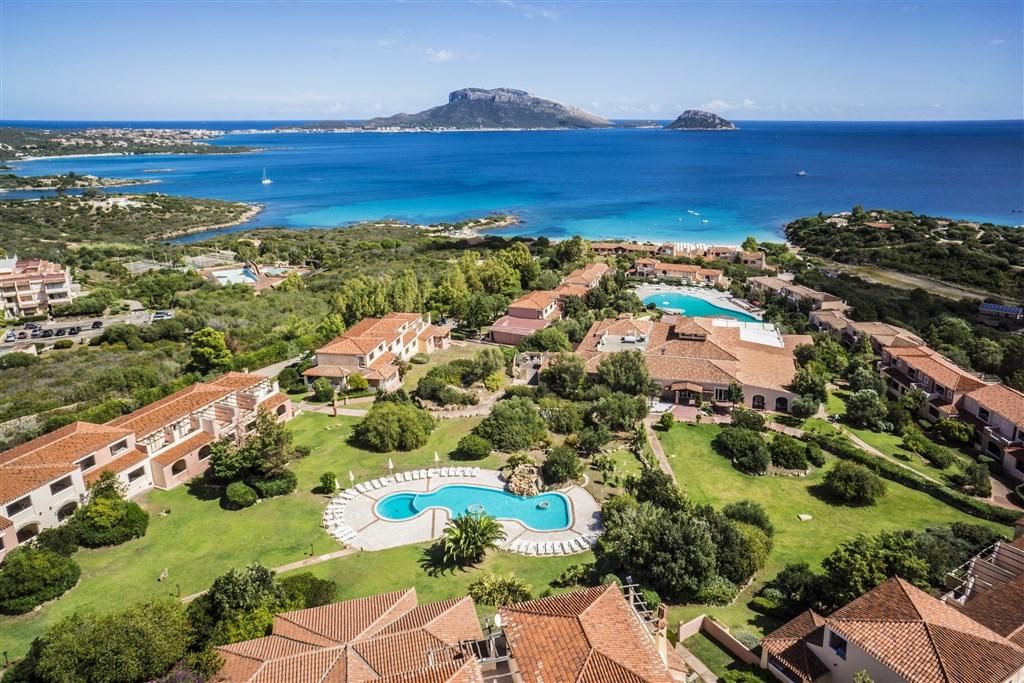 Panorama hotelového resortu, Golfo Aranci, Sardinie