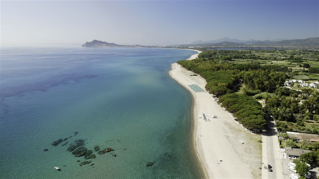 Pohled na pláž, Santa Maria Navarrese, Sardinie