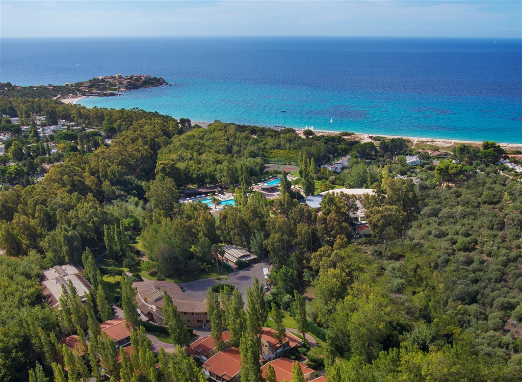 Letecký pohled na pláž a hotel, Maracalagonis, Sardinie