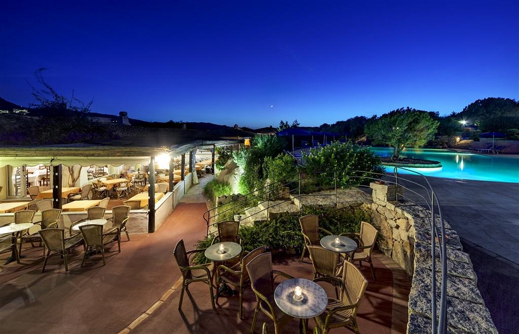 Noční pohled na bar a bazén, Porto Cervo, Costa Smeralda, Sardinie