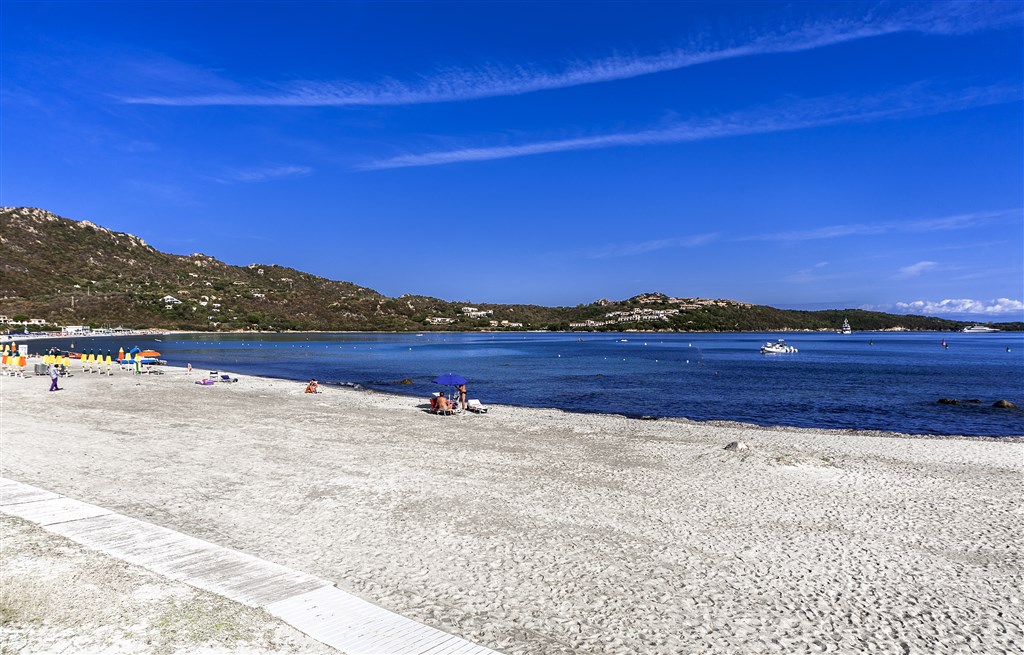 Nádherná pláž s bílým pískem a průzračnou vodou, Golfo di Marinella, Sardinie